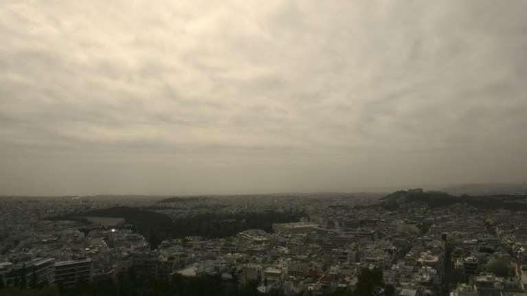 Με νεφώσεις, τοπικές βροχές και υψηλή θερμοκρασία ξεκινά η εβδομάδα