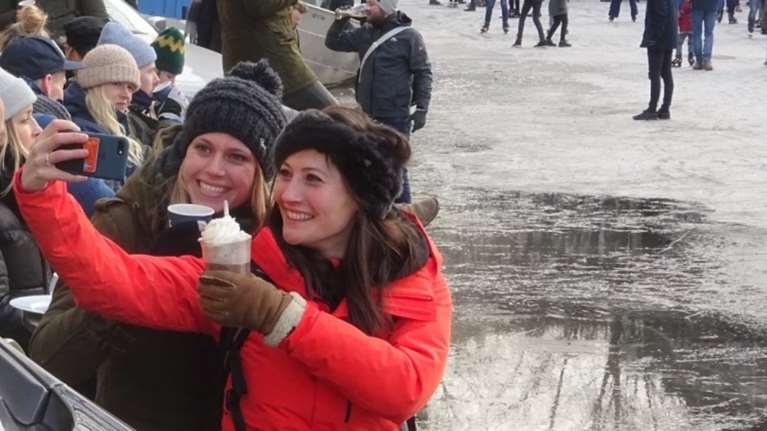 Κάνοντας πατινάζ στα παγωμένα κανάλια του Άμστερνταμ