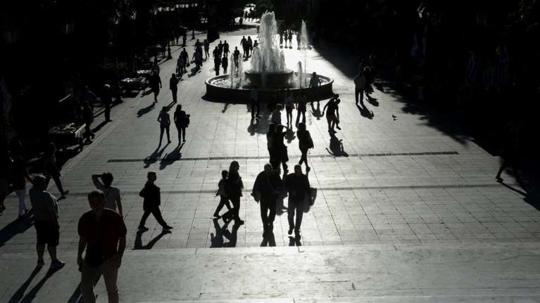 Δεν γεννάμε, φεύγουμε από τη χώρα, πηγή εισοδήματος οι γονείς