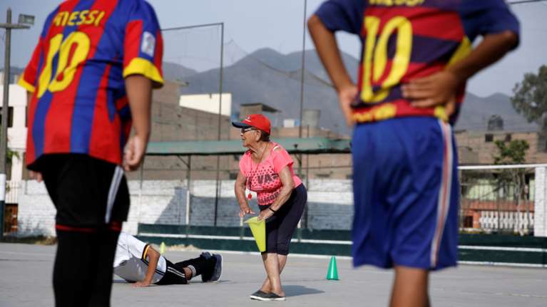 Περού: H γηραιότερη προπονήτρια ποδοσφαίρου στον κόσμο