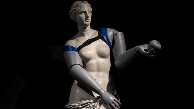 Με προσθετικά μέλη η Αφροδίτη της Μήλου στο Παρισινό μετρό