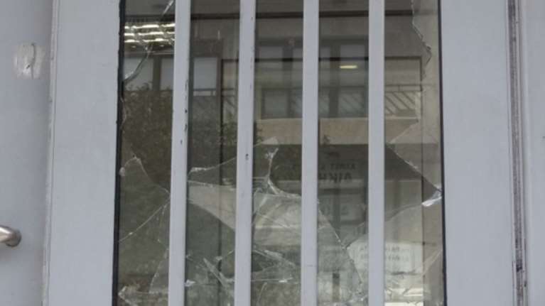 Επίθεση σε γραφεία του ΣΥΡΙΖΑ στη Θεσσαλονίκη με συνθήματα υπέρ ΠΑΟΚ