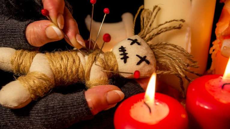 Σε ενοχλεί το αφεντικό σου; Κάνε του βουντού! Θα νιώσεις καλύτερα...