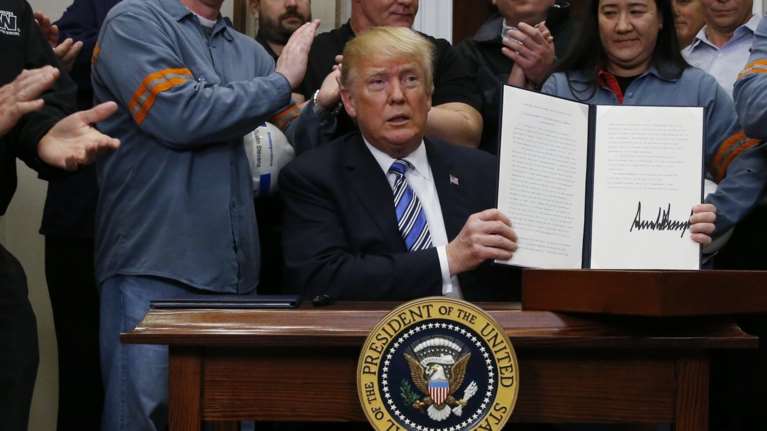 Στα πρόθυρα εμπορικού πολέμου: Πού οδηγούν οι δασμοί του Τραμπ