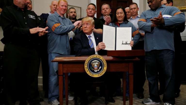 Θύελλα από την ανακοίνωση Τραμπ: Δασμοί σε χάλυβα &amp; αλουμίνιο