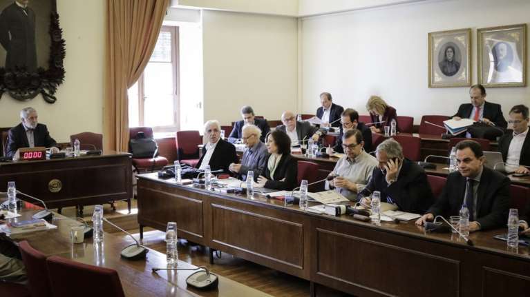 Συγκρούσεις και αποχωρήσεις στην Επιτροπή για τη Novartis