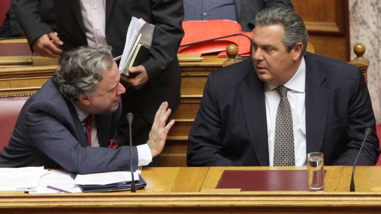 Κατρούγκαλος κατά Καμμένου: Δεν είναι όμηροι οι στρατιωτικοί