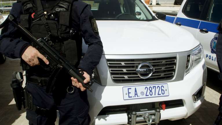 Αν δείτε άσπρο/μπλε Nissan Navara στον καθρέπτη σας …δεν είναι αγρότης!