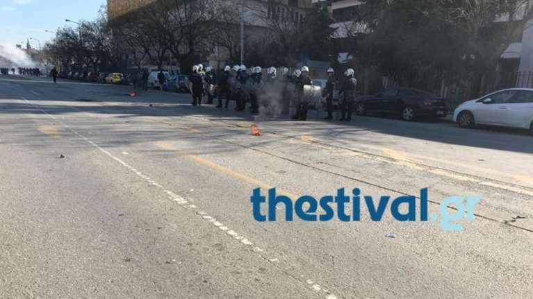 Θεσσαλονίκη: Επεισόδια ανάμεσα σε οπαδούς του ΠΑΟΚ και τα ΜΑΤ (βίντεο)