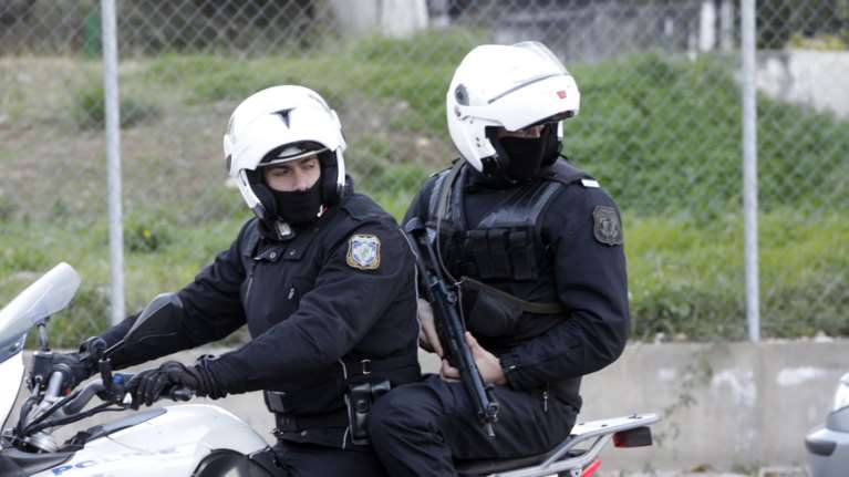 Τρεις τραυματίες σε οπαδική επίθεση σε καφετέρια στο Μοσχάτο