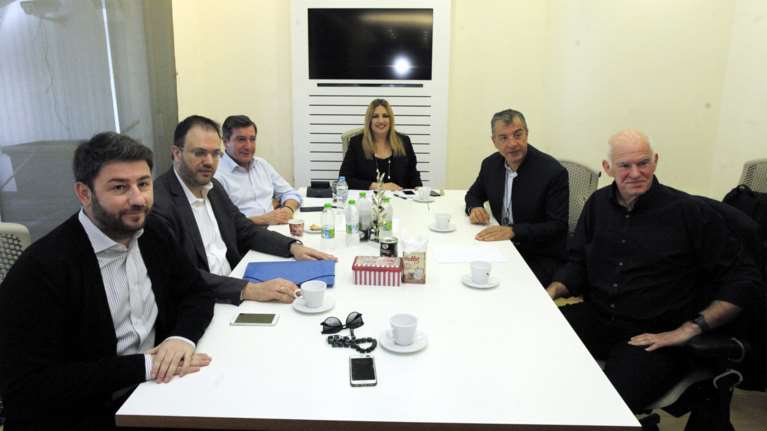 Σε εξέλιξη η συνάντηση Τσίπρα-Θεοδωράκη