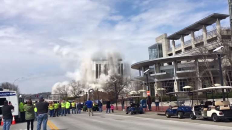 Εντυπωσιακή ελεγχόμενη έκρηξη κτιρίου στο Κεντάκι