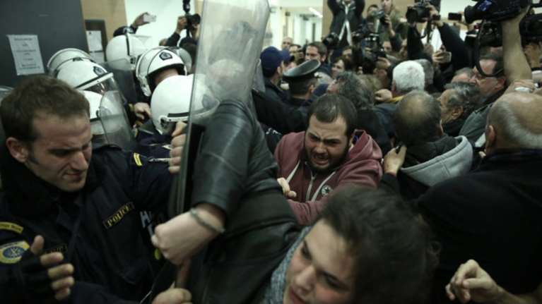 Στη Δικαιοσύνη οι αστυνομικοί για τους τραυματισμούς στους πλειστηριασμούς