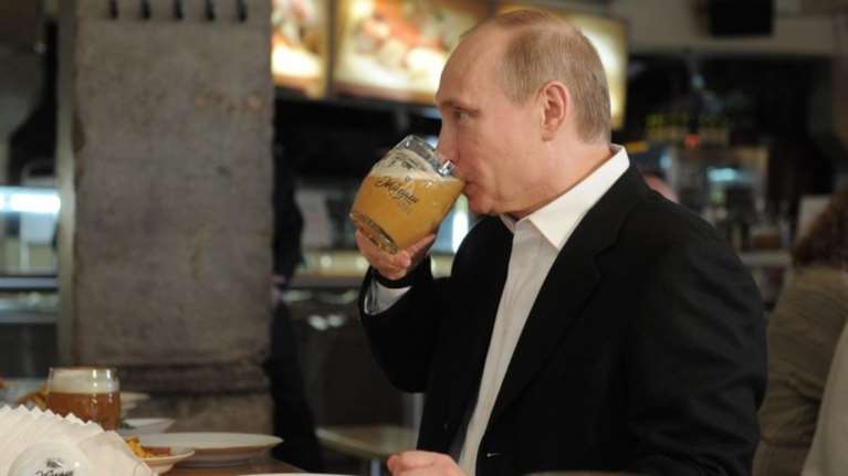 &quot;Το τσούζει&quot; ο Πούτιν - Η αποκάλυψή του για μπύρα και Μέρκελ