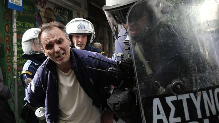 Αγριο ξύλο στο κέντρο της Αθήνας για τους πλειστηριασμούς