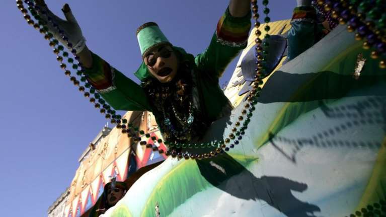 Τα πετούν για «Καλή Τύχη». Αν πιαστεί το κολιέ σ&#39; ένα κλαδί...