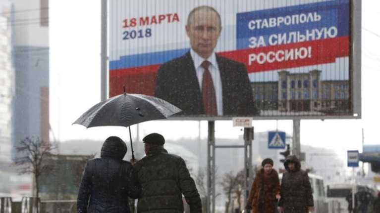 Τέσσερις μέρες πριν τις εκλογές, ο Πούτιν επισκέπτεται την Κριμαία