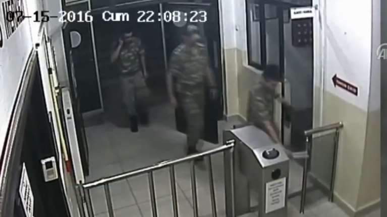 Τουρκικά ΜΜΕ: Βίντεο εμπλέκει τους «8» με το πραξικόπημα