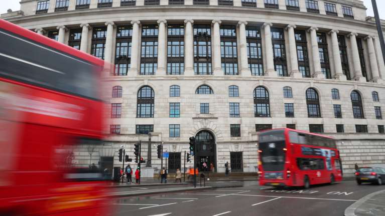 Η Unilever πάει... Ρότερνταμ λίγο πριν το Brexit