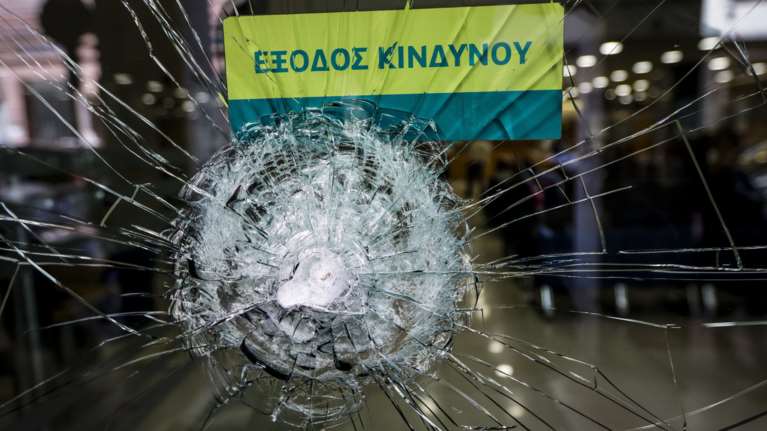 Ντόμινο βίας και ακτιβισμοί με την αστυνομία θεατή