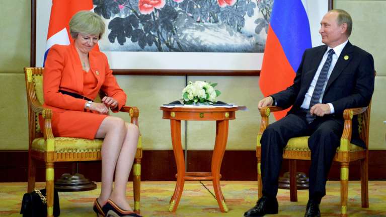 Μπρα-ντε-φερ Δύσης και Μόσχας με φόντο... παιχνίδια κατασκόπων