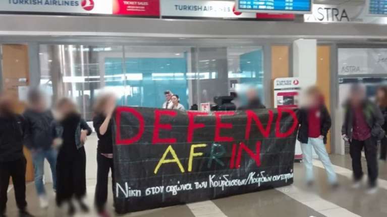 Διαμαρτυρία αναρχικών στα γκισέ της Turkish Airlines για το Αφρίν (βίντεο)