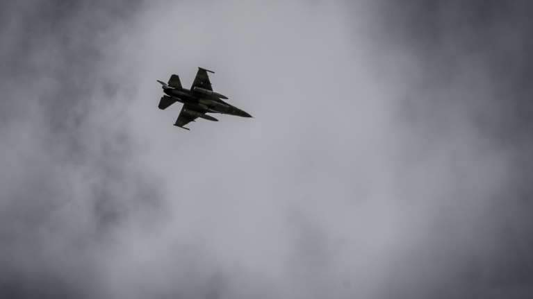 Μαχητικά αεροσκάφη πέταξαν πάνω από την Αθήνα [εικόνες]