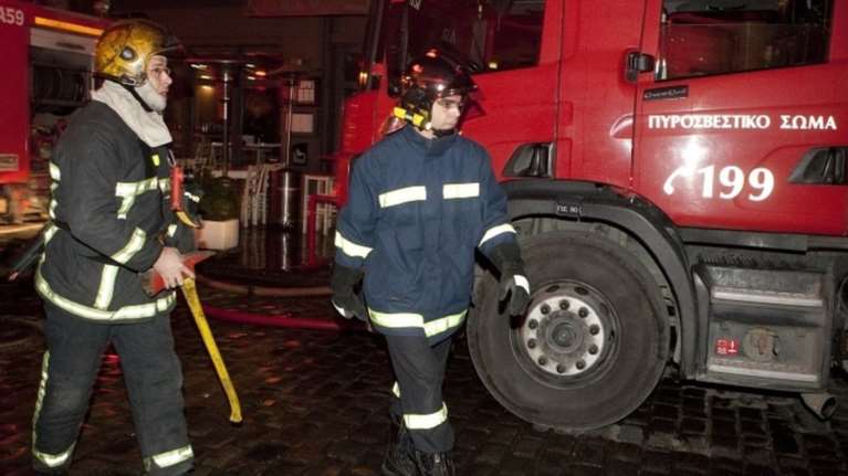 Πυρκαγιά σε εγκαταλελειμένο κτίριο - Επιχειρούν πυροσβέστες
