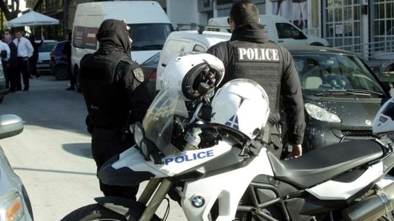 Σοκ: Αστυνομικός γδύθηκε &amp; αυνανίστηκε έξω από οικία γυναίκας