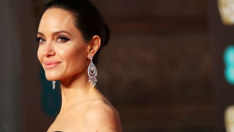 Η ακομπλεξάριστη Τζολί έδωσε την... απάντησή της στη νέα Λάρα Κροφτ