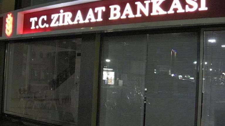 Επίθεση με πέτρες σε κατάστημα τουρκικής τράπεζας στην Κομοτηνή