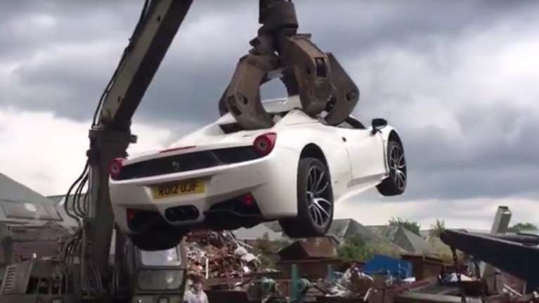Απομακρυνθείτε από την οθόνη! Ferrari 458 Spider στο διαλυτήριο