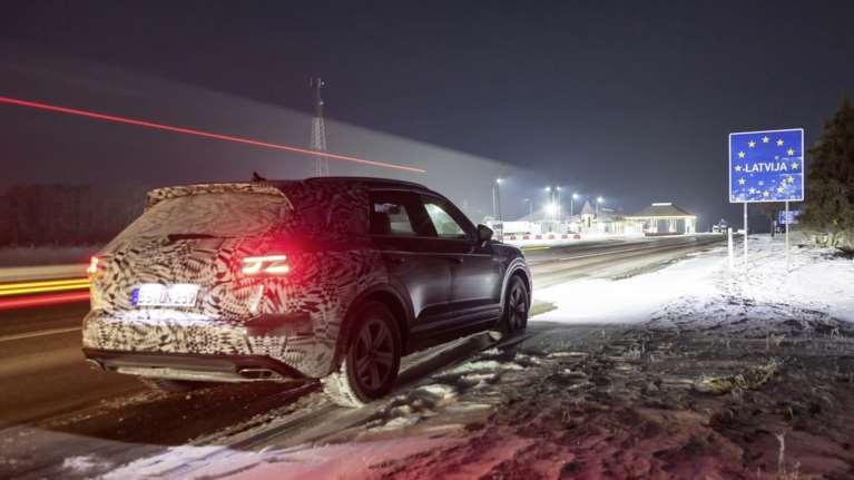 Καμουφλαρισμένο Touareg κάνει road trip 16.000χλμ. από την Ευρώπη στην Κίνα