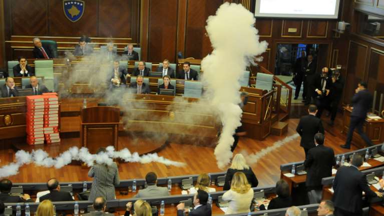 "Κόλαση" στο Κοινοβούλιο - Δακρυγόνα μέσα στην αίθουσα (Vid)