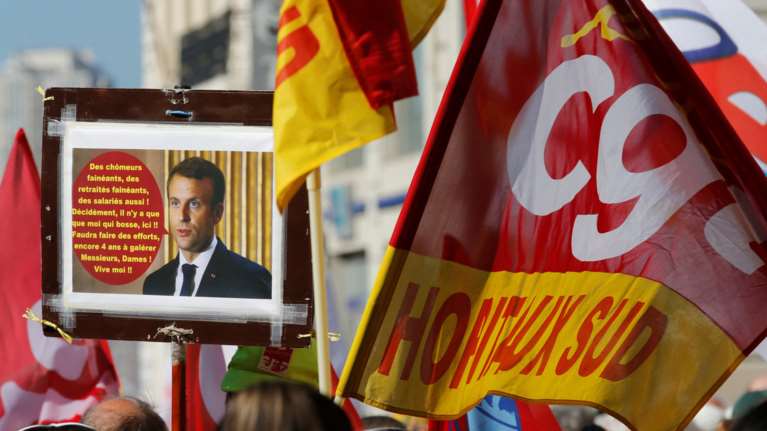 Oι εργαζόμενοι απαντούν με απεργιακό χάος στη μεταρρύθμιση του Μακρόν