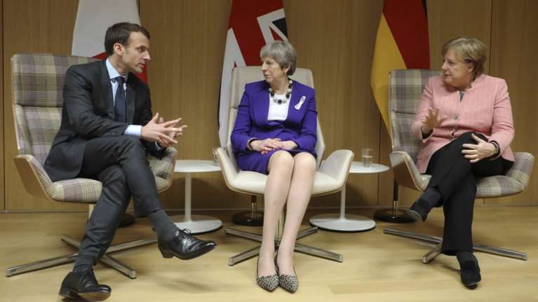 Τί τραγούδησε ο Μακρόν σε Μέρκελ και Μέι όταν έσβησαν τα φώτα