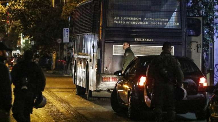 Επιτέθηκε με μπουνιές και κλωτσιές στους αστυνομικούς στα γραφεία του ΠΑΣΟΚ