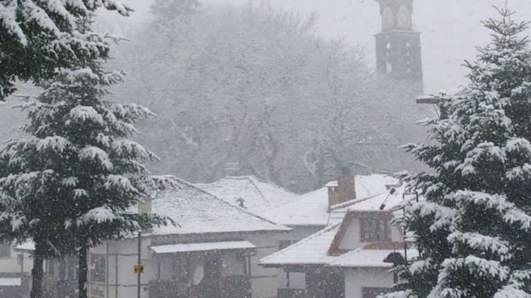 Χειμωνιάτικο σκηνικό στην Ήπειρο. Χιονίζει στα ορεινά από τα ξημερώματα
