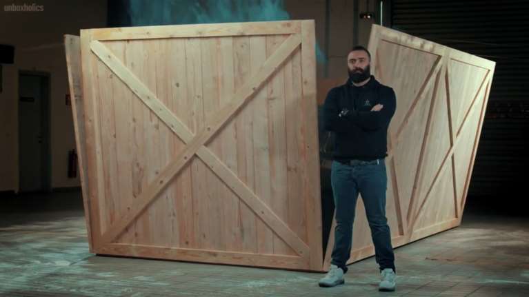 Αυτό το unboxing κρύβει ένα ολόκληρο αυτοκίνητο! Δείτε ποιο