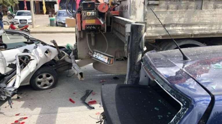 Απίστευτες φωτογραφίες: Γερανός πήρε «αμπάριζα» εννέα Ι.Χ. στη Ρόδο