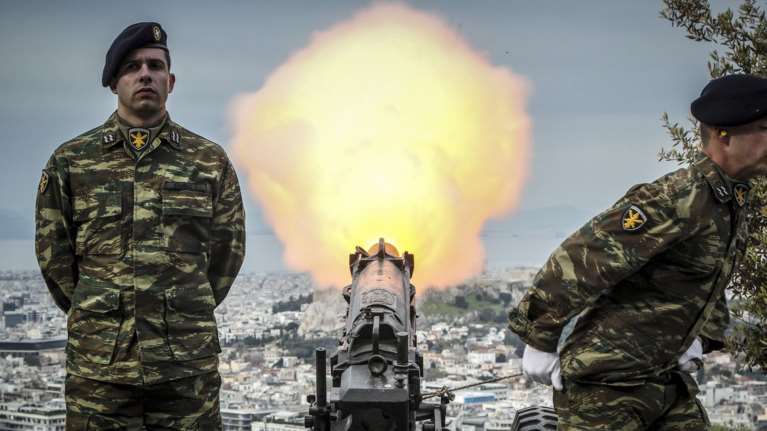 Εντυπωσιακές εικόνες από τους κανονιοβολισμούς στο Λυκαβηττό  [φωτο]