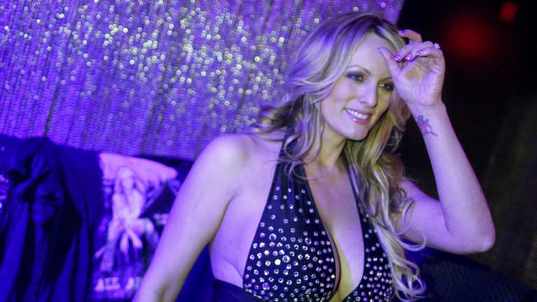 Η πορνοστάρ Στόρμι Ντάνιελς εκβιάζει τον πρόεδρο Τραμπ με sextape;