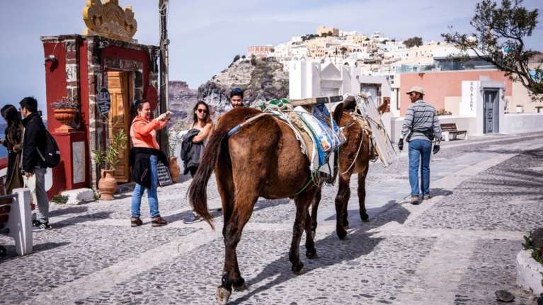 Η πανέμορφη Σαντορίνη φοράει τα καλά της για το Πάσχα [Εικόνες]