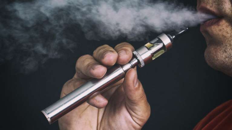 ΠΟΥ: Ολο και περισσότερα παιδιά, 11-15 ετών, πίνουν και καπνίζουν ηλεκτρονικό τσιγάρο