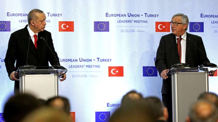 Γιούνκερ: Η Τουρκία να επανεξετάσει την κράτηση των Ελλήνων