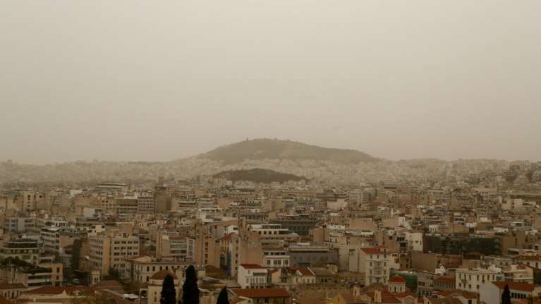 Αστατος καιρός με τοπικές βροχές και αφρικανική σκόνη - Πού θα κυμανθεί η θερμοκρασία