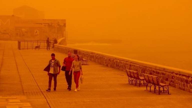 Μαζί μας ως την Παρασκευή, αλλά μειωμένη, η αφρικανική σκόνη