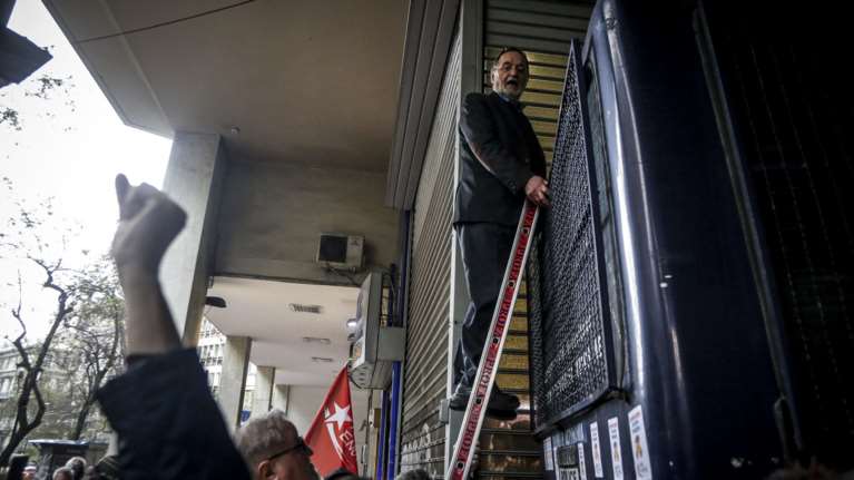 Ένταση με Λαφαζάνη σε συγκέντρωση κατά των πλειστηριασμών