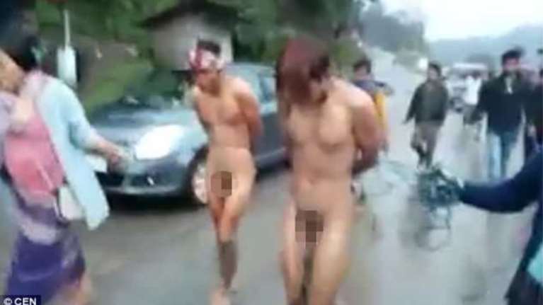 Πλήθος λιντσάρει και διαπομπεύει γυμνούς βιαστές στην Ινδία