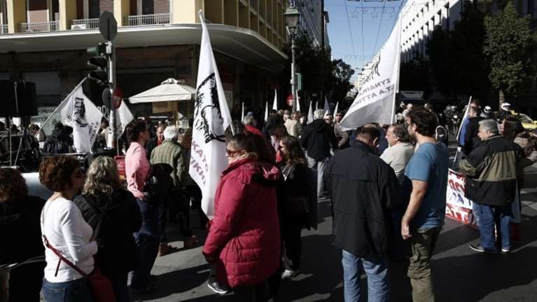 Συγκέντρωση συμβασιούχων έξω από το υπουργείο Εσωτερικών